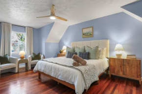 Family & dog-friendly house w pool & entertainment galore! Halfway to Downtown Savannah and Tybee Beach